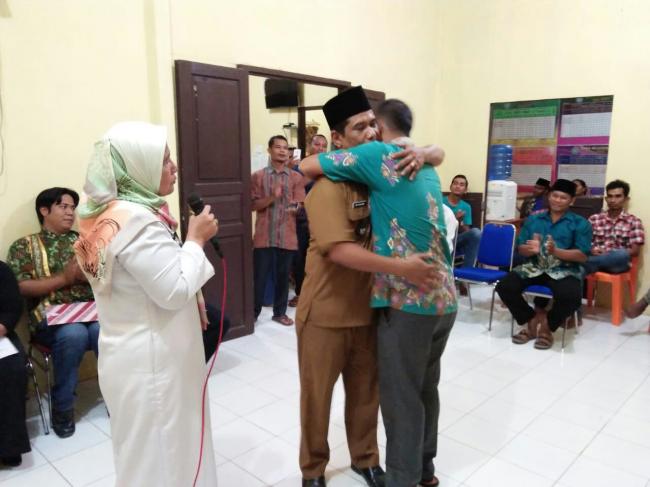 Edi Muzakirin peluk Erat Mantan Sekdes,Camat Rengat Barat menjadi terharu